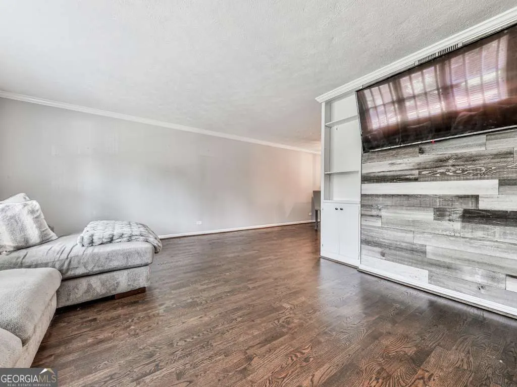 D 284 Lakemoore Drive NE, #D