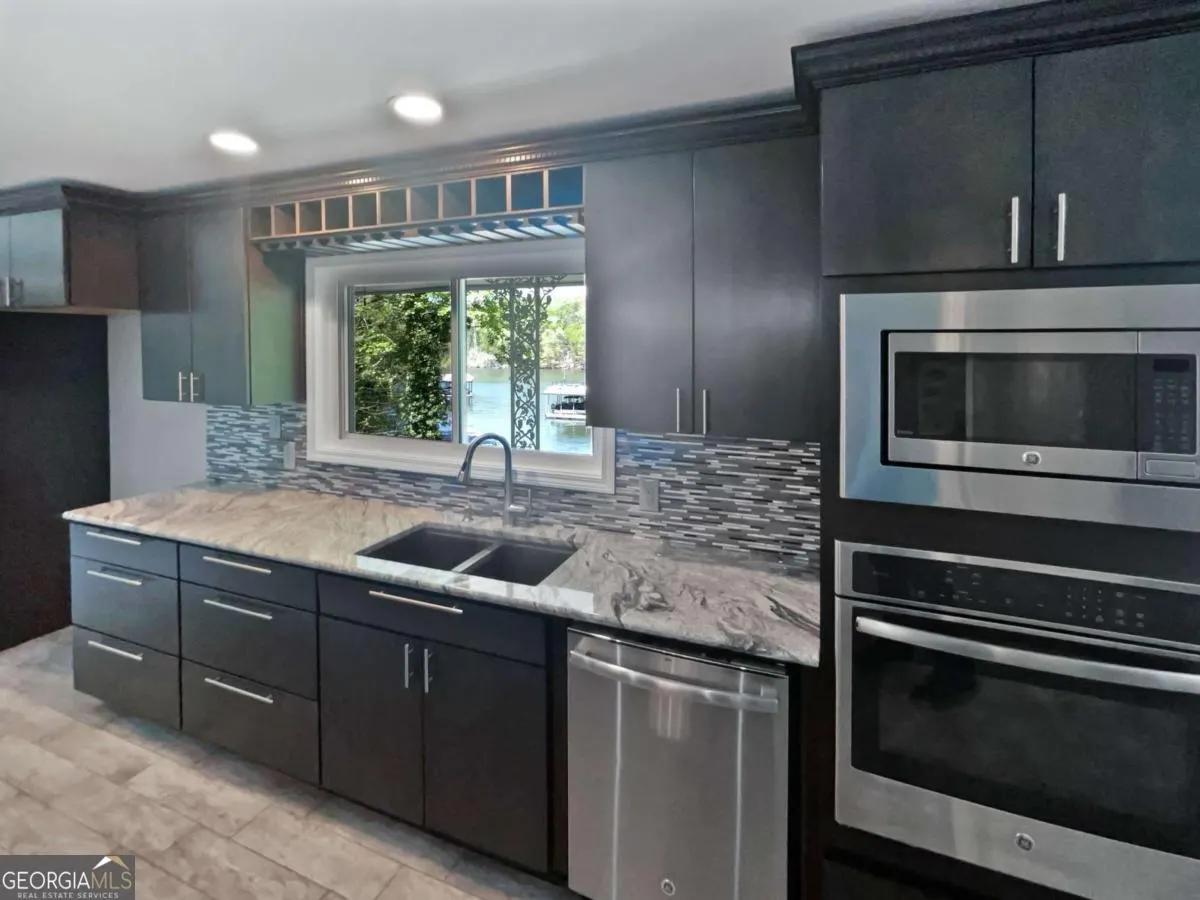 6095 Blackberry Lane