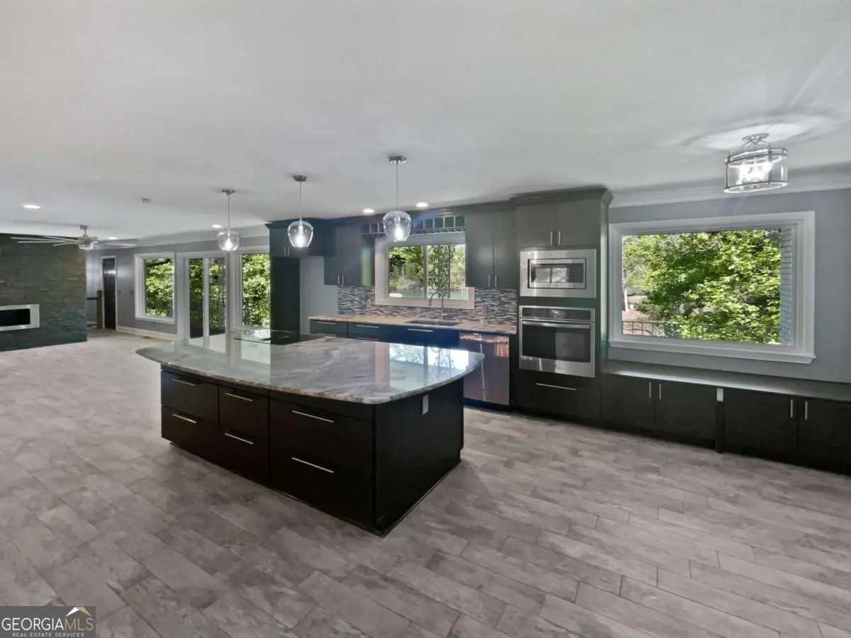 6095 Blackberry Lane