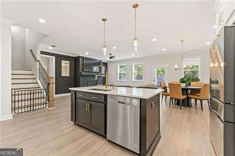 3672 Silvery Way