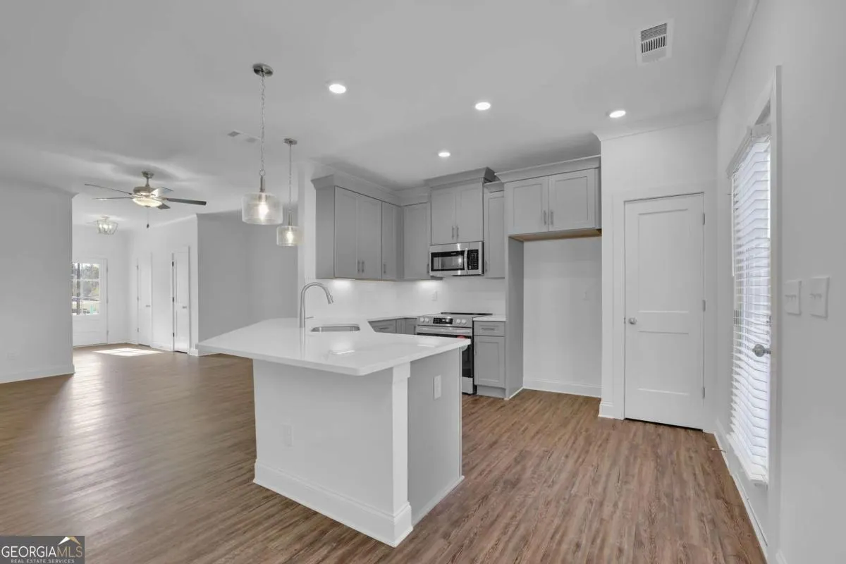 15 310 Heron Street, #15
