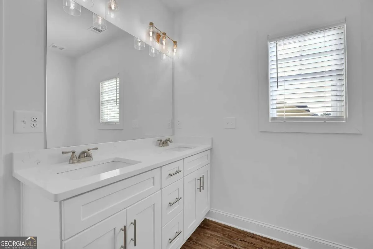 15 310 Heron Street, #15