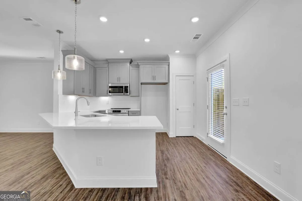 15 310 Heron Street, #15