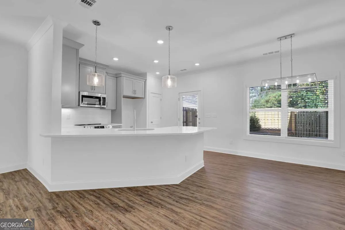 15 310 Heron Street, #15