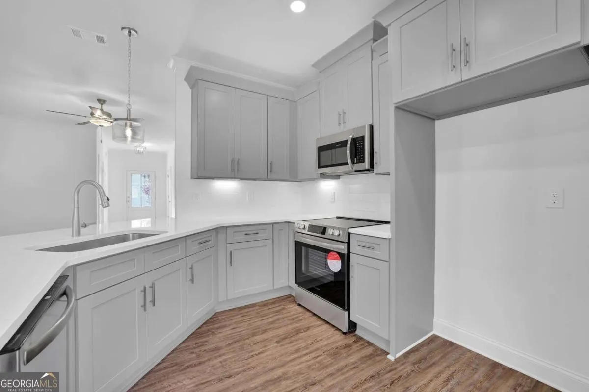 15 310 Heron Street, #15