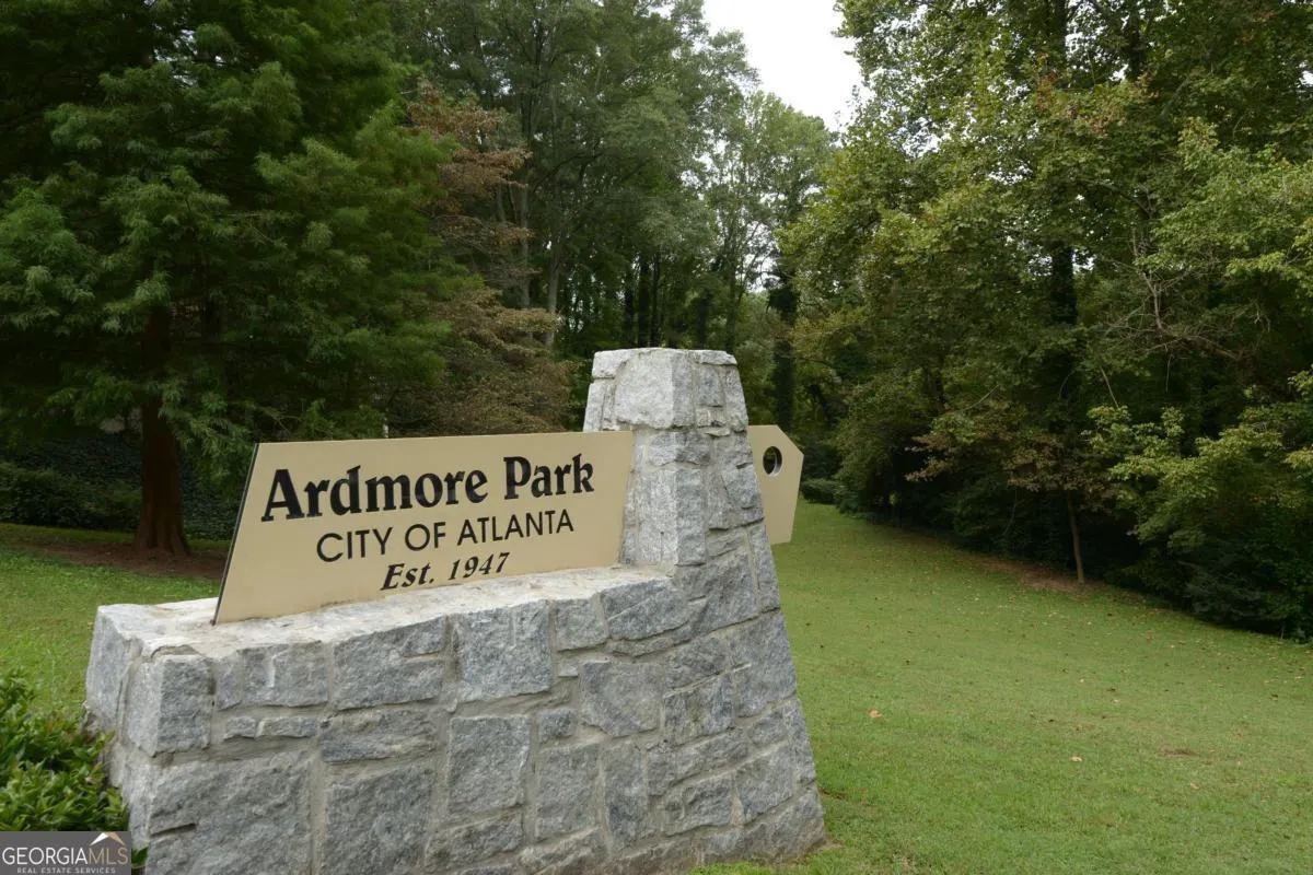 2 282 Ardmore Circle NW, #2