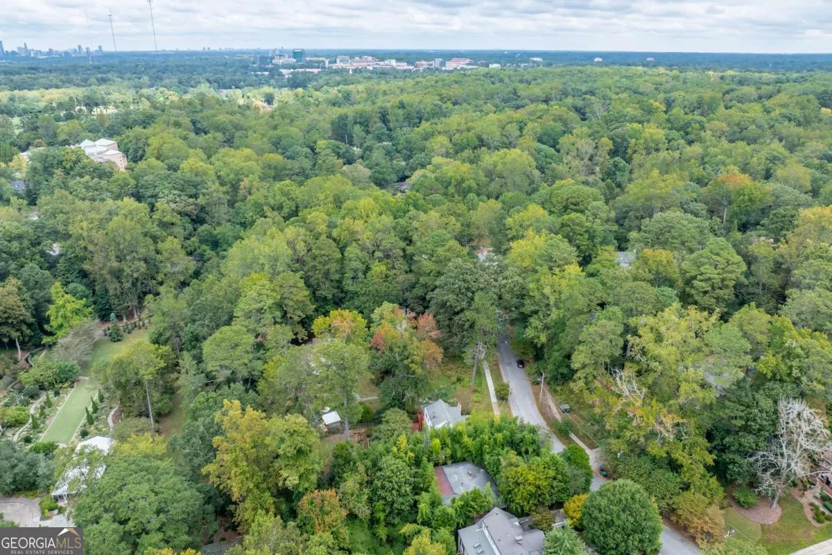 586 Lakeshore Drive NE