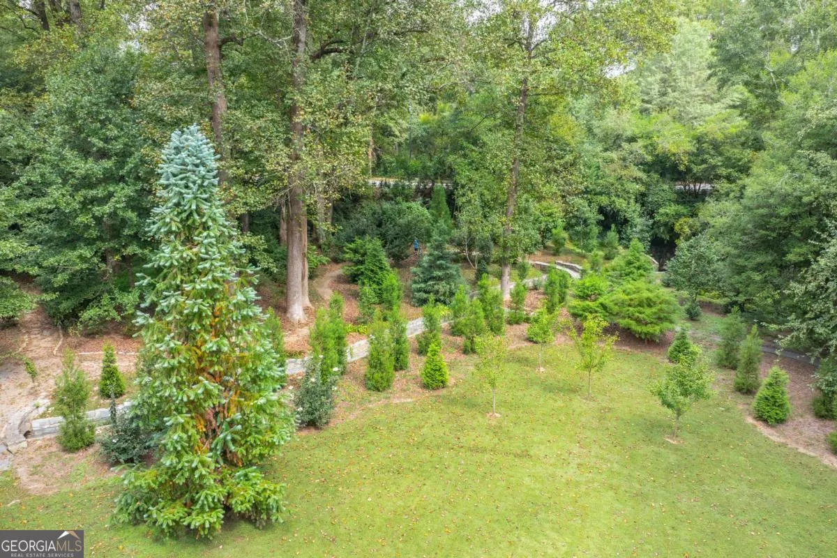 586 Lakeshore Drive NE
