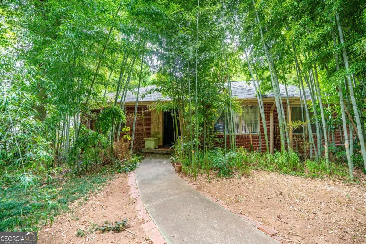 586 Lakeshore Drive NE