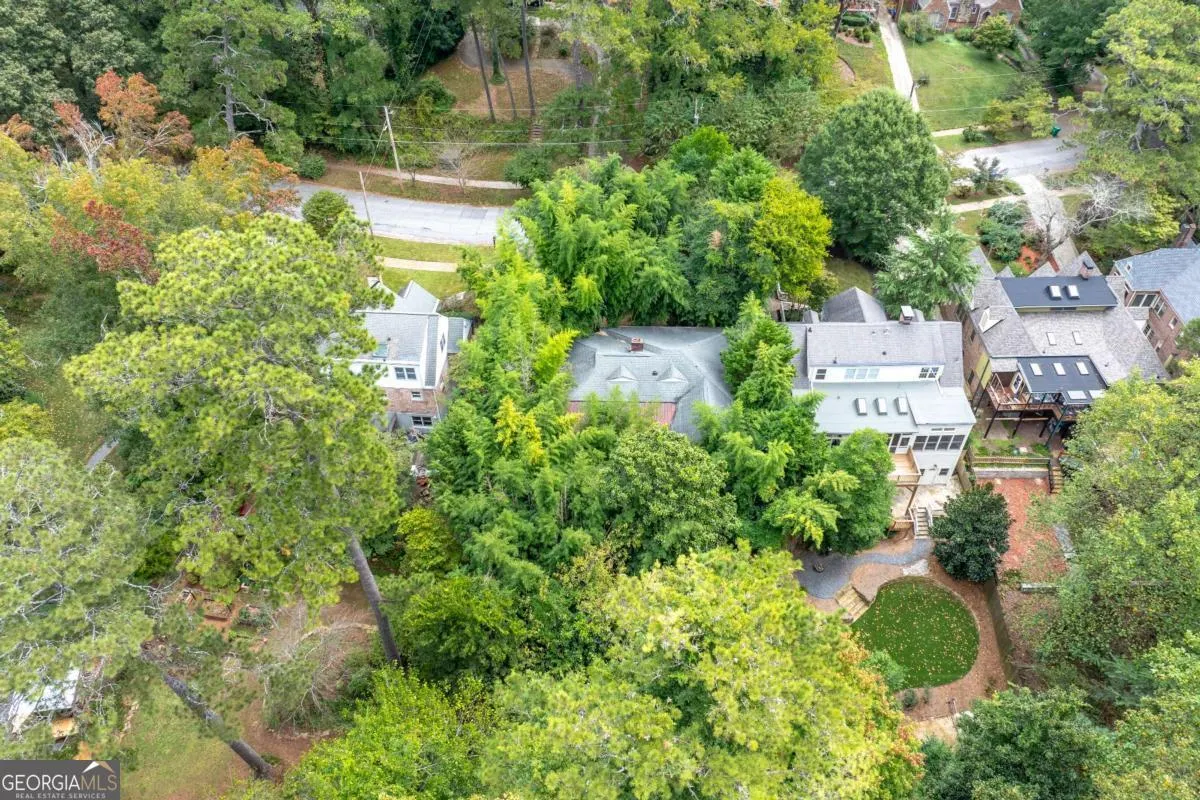 586 Lakeshore Drive NE