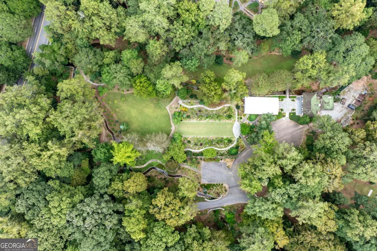 586 Lakeshore Drive NE