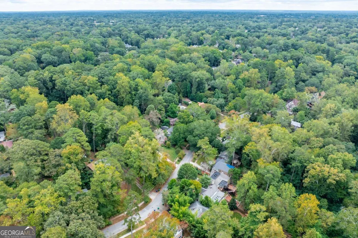 586 Lakeshore Drive NE