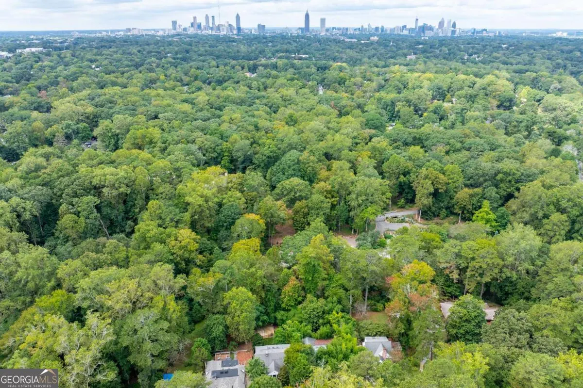 586 Lakeshore Drive NE