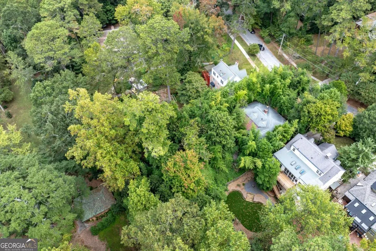586 Lakeshore Drive NE
