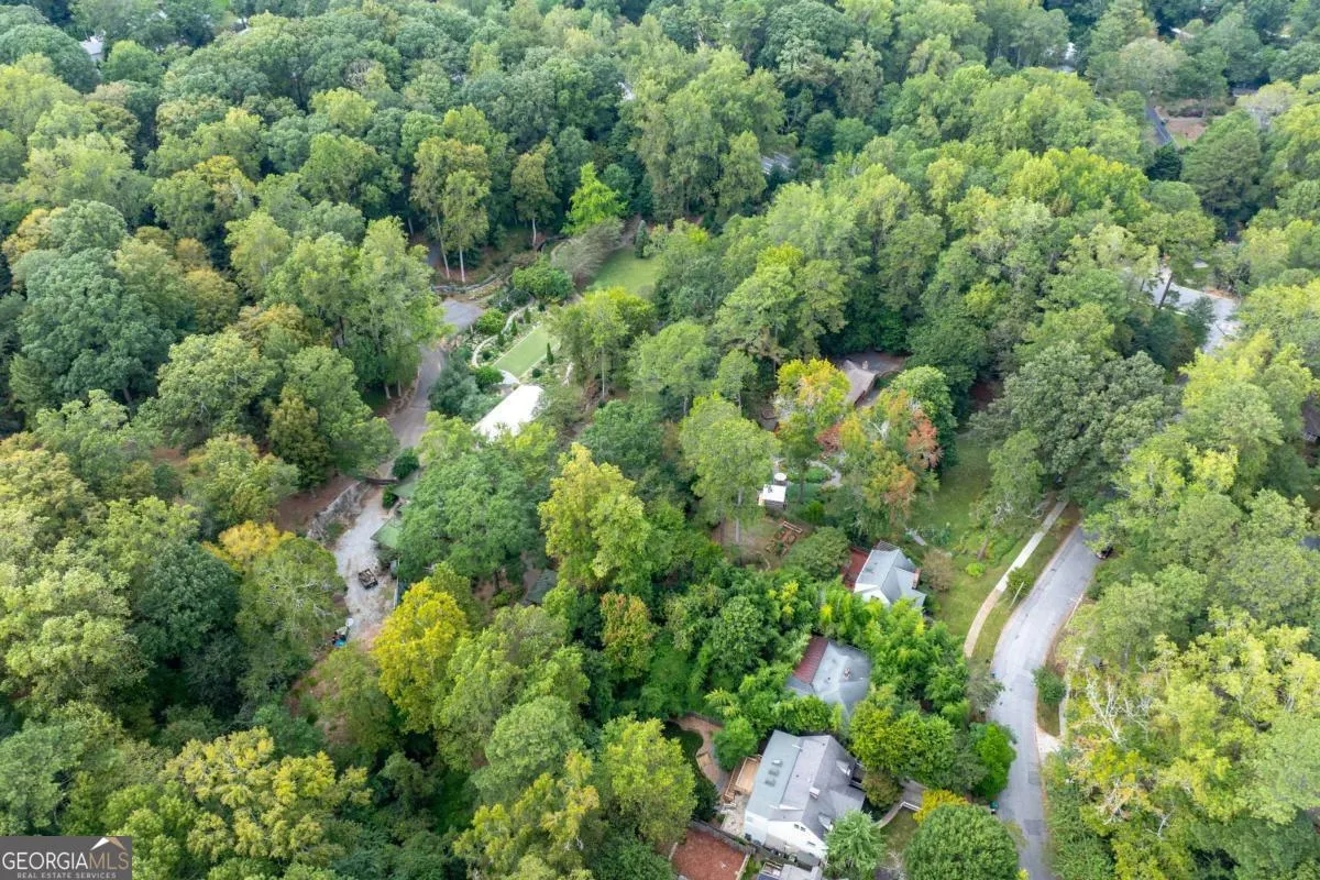 586 Lakeshore Drive NE