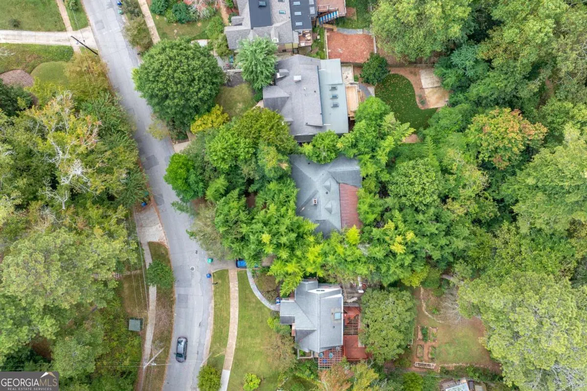 586 Lakeshore Drive NE