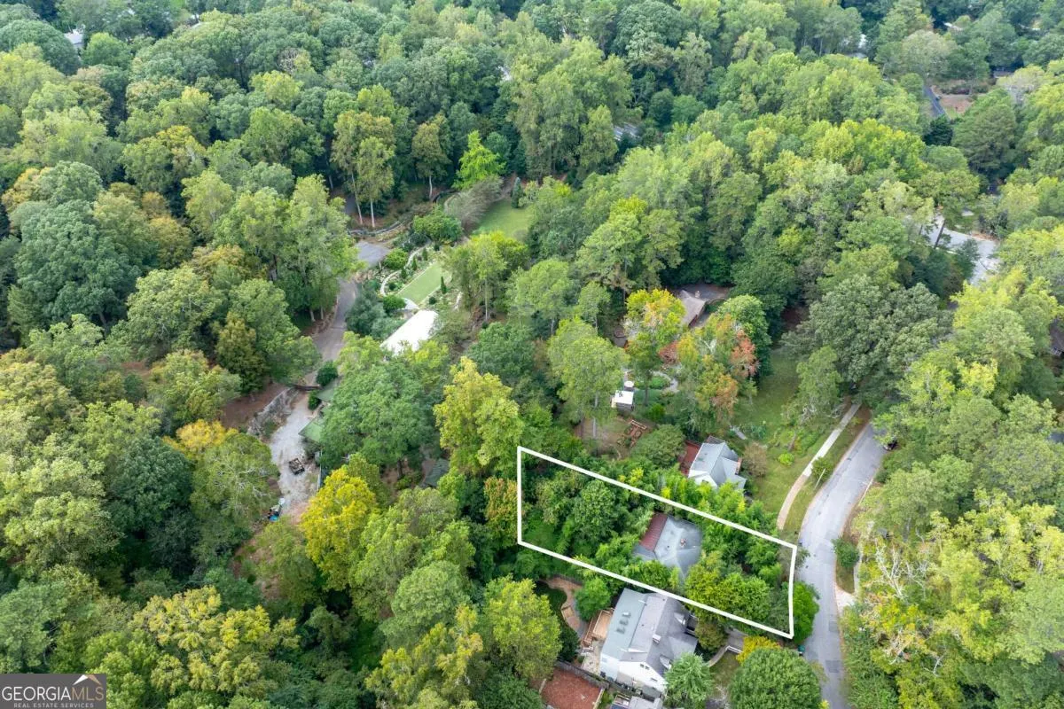 586 Lakeshore Drive NE