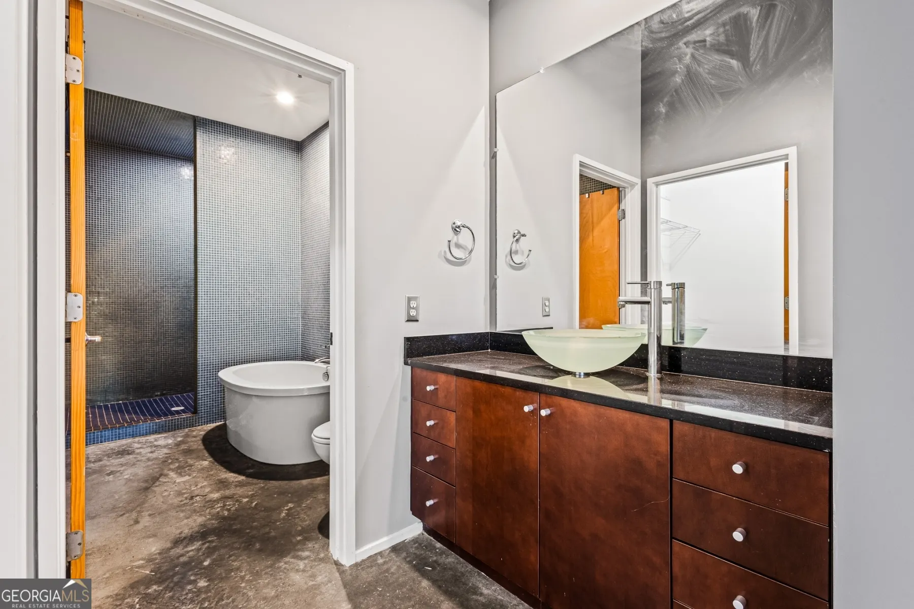 107 130 Arizona Avenue NE, #107