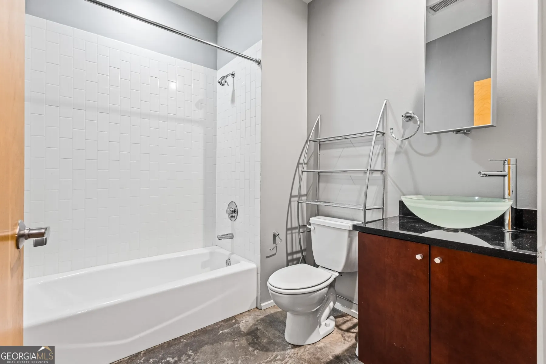 107 130 Arizona Avenue NE, #107