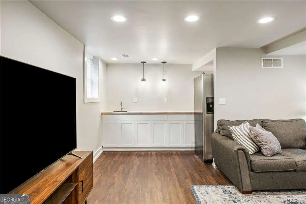 2341 Elmwood Circle