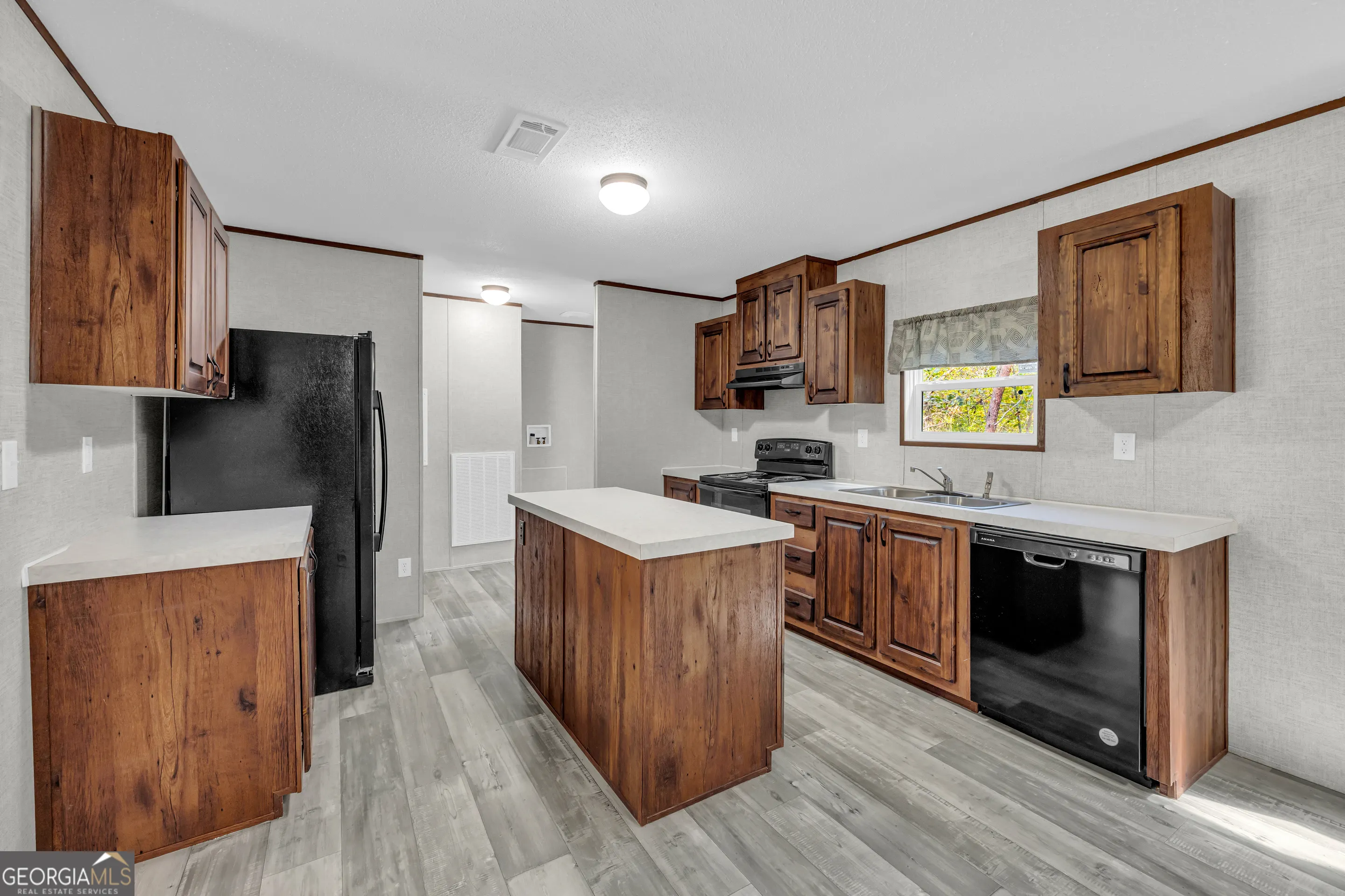 596 Pinetree Circle