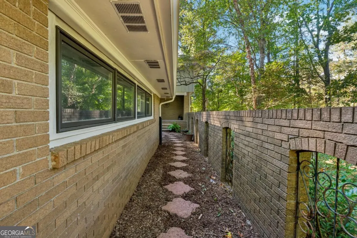221 Shady Lane SW