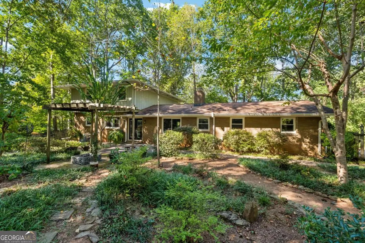 221 Shady Lane SW