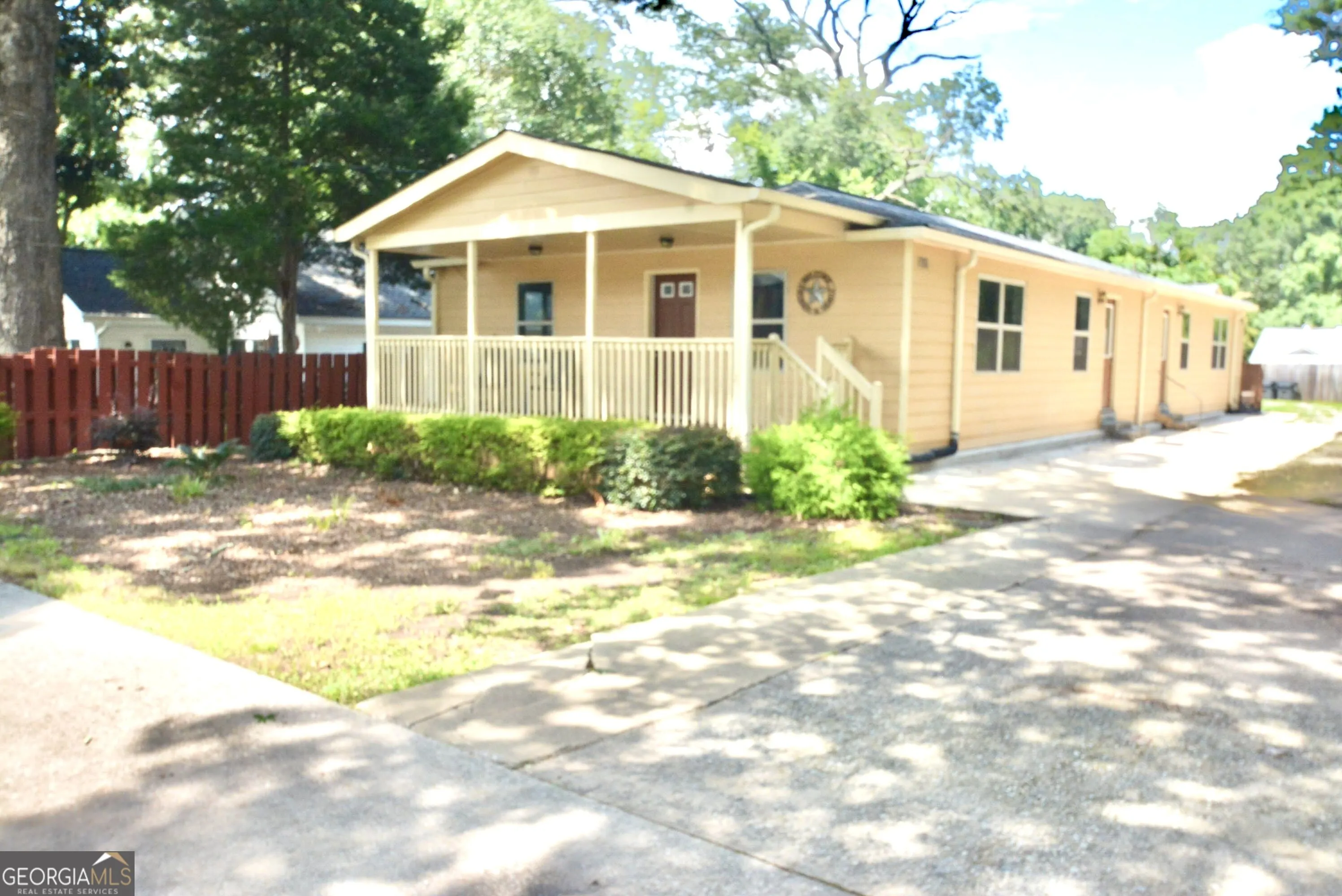 100 1385 Elizabeth Lane #100