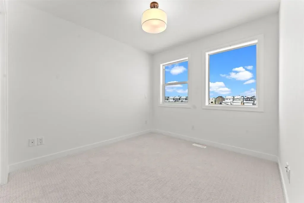 99 Raven Point SE
