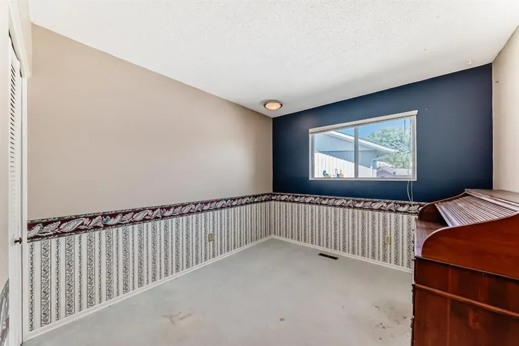 418 Ellis Crescent