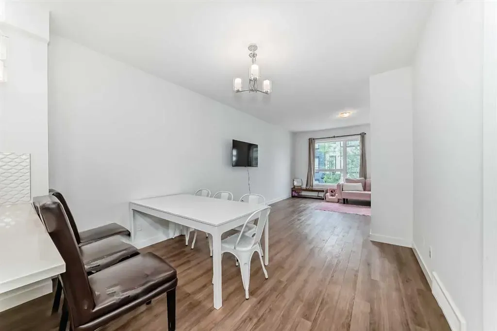 15 Evanscrest Park NW, #208