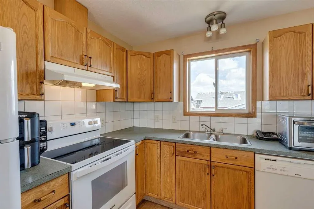 1656 Strathcona Gate