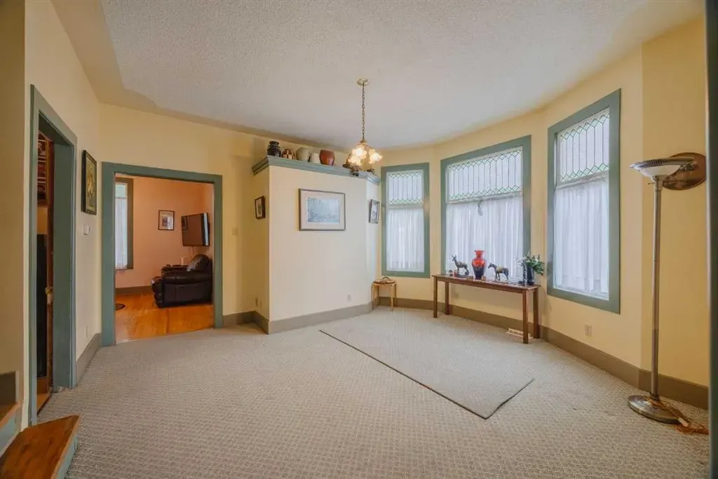 15 Elma Street W