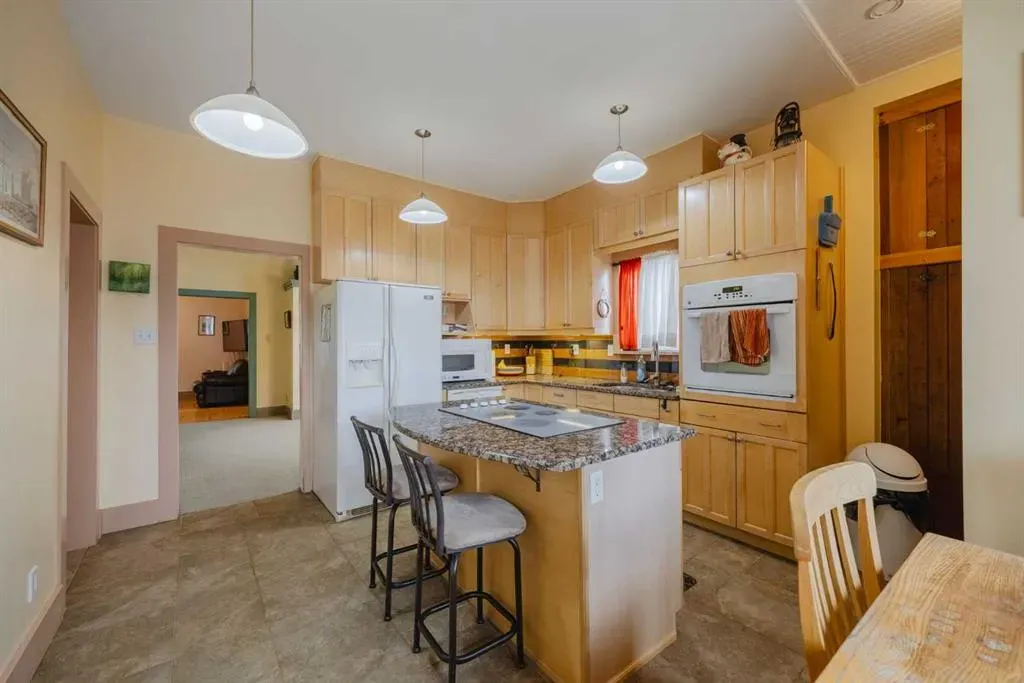 15 Elma Street W