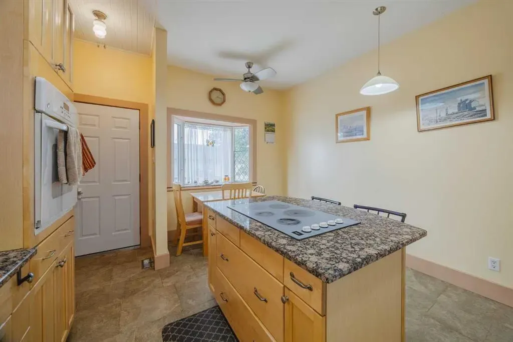 15 Elma Street W