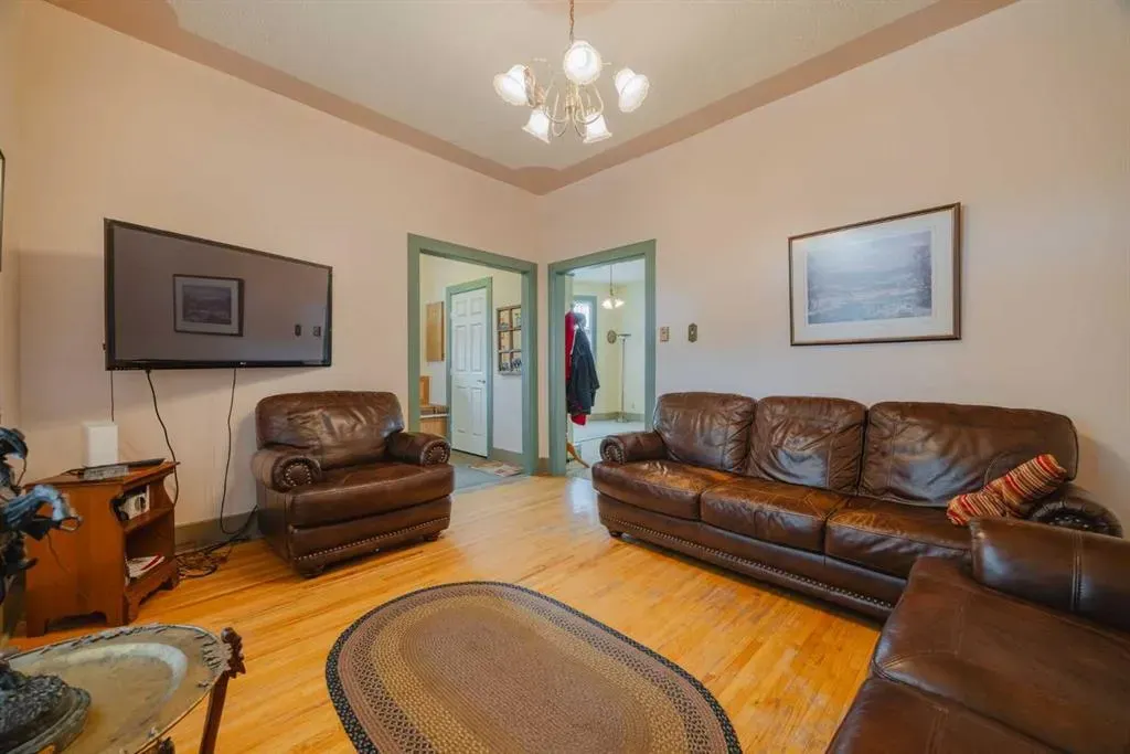 15 Elma Street W