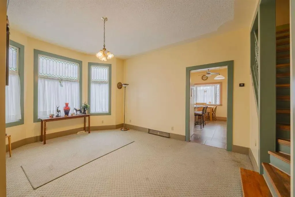 15 Elma Street W