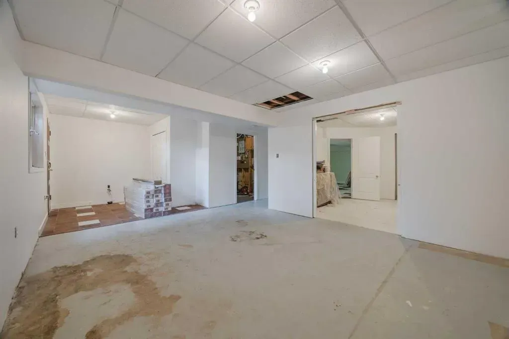 15 Elma Street W