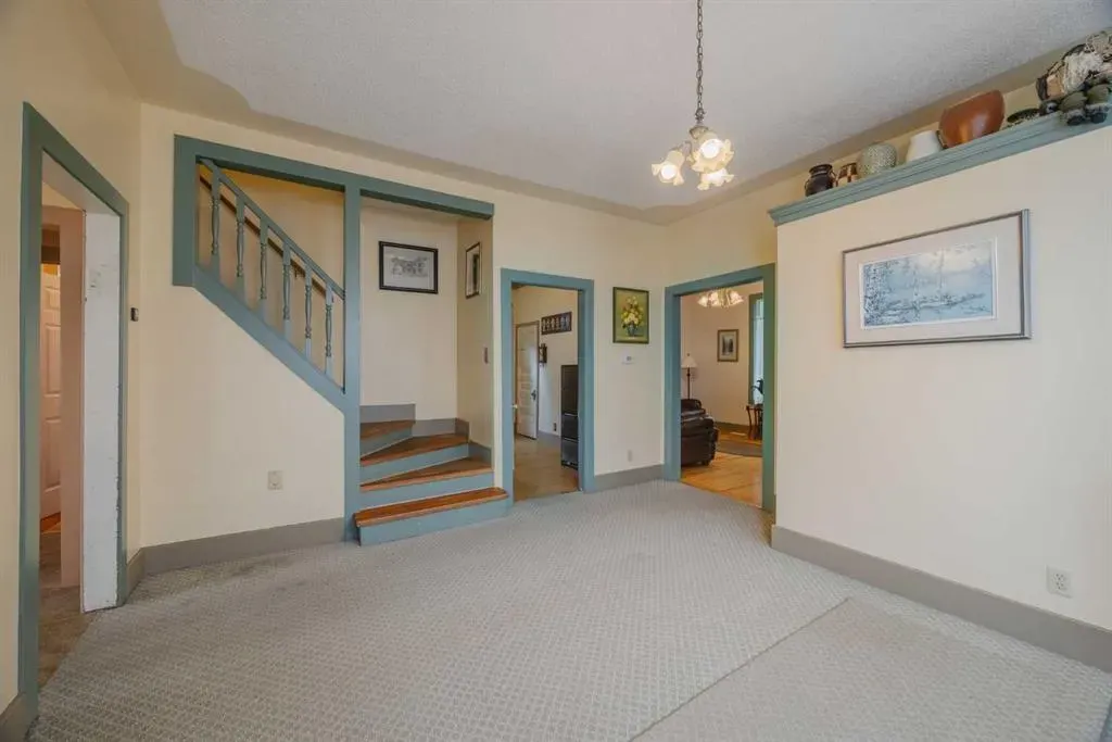 15 Elma Street W