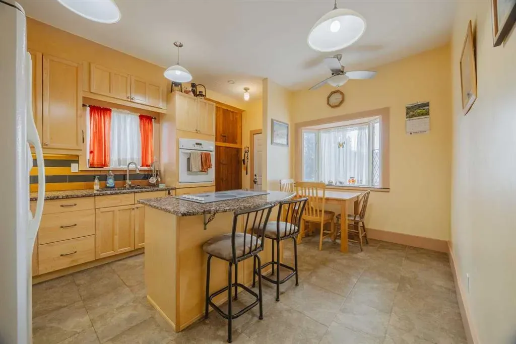 15 Elma Street W