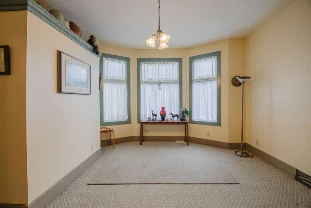 15 Elma Street W