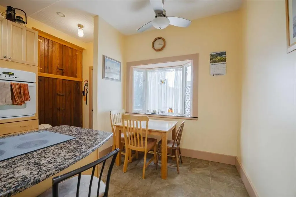 15 Elma Street W