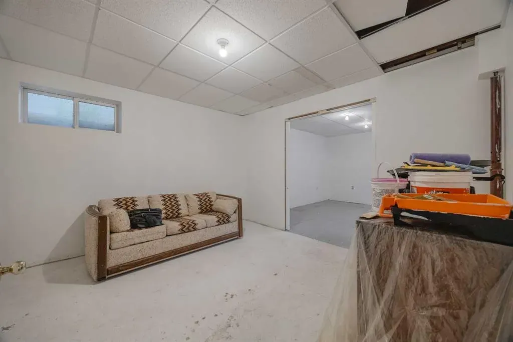 15 Elma Street W