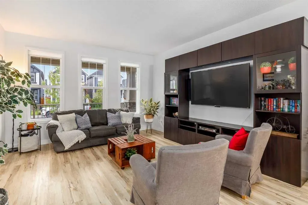 350 Masters Row SE