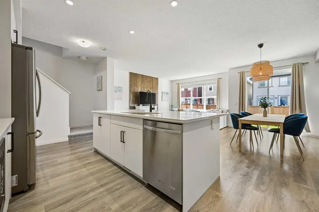244 Masters Crescent SE