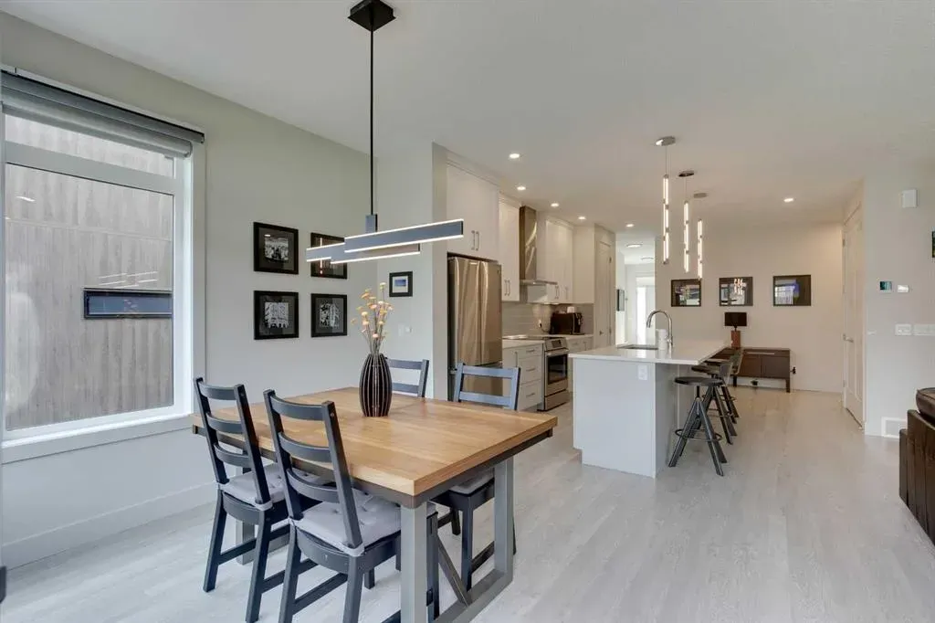 275 Royal Elm Road NW