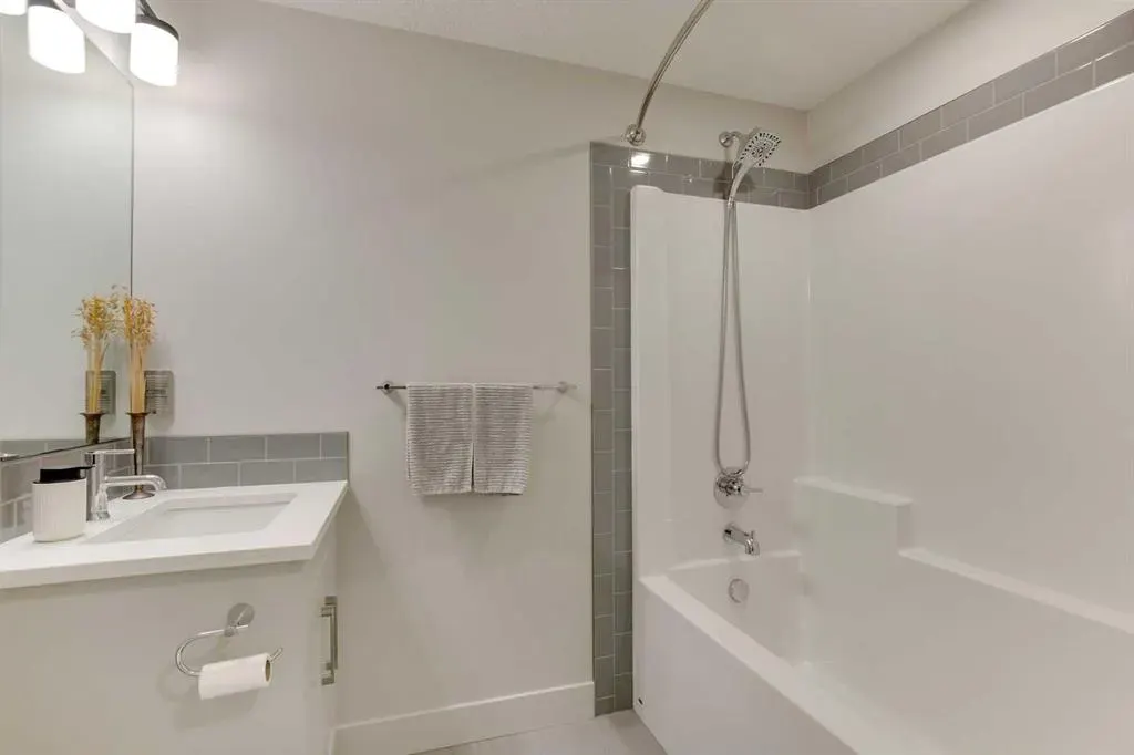 275 Royal Elm Road NW