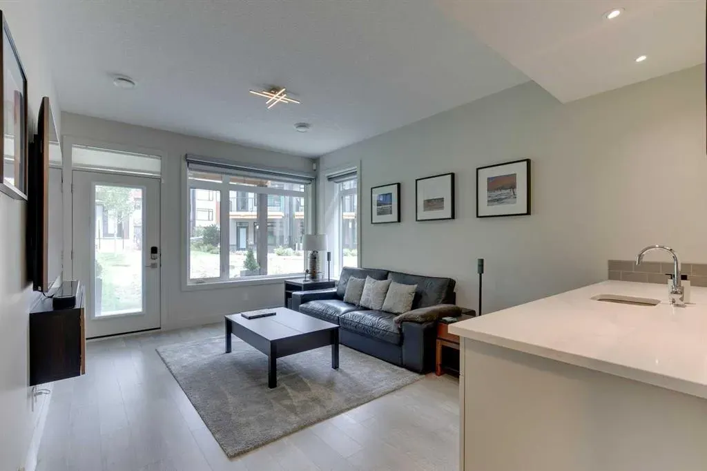 275 Royal Elm Road NW