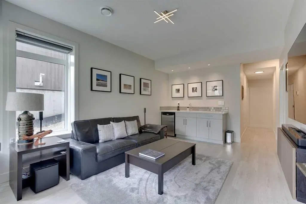 275 Royal Elm Road NW