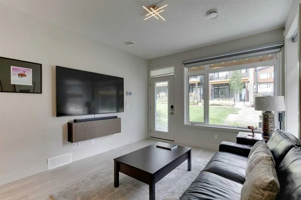 275 Royal Elm Road NW